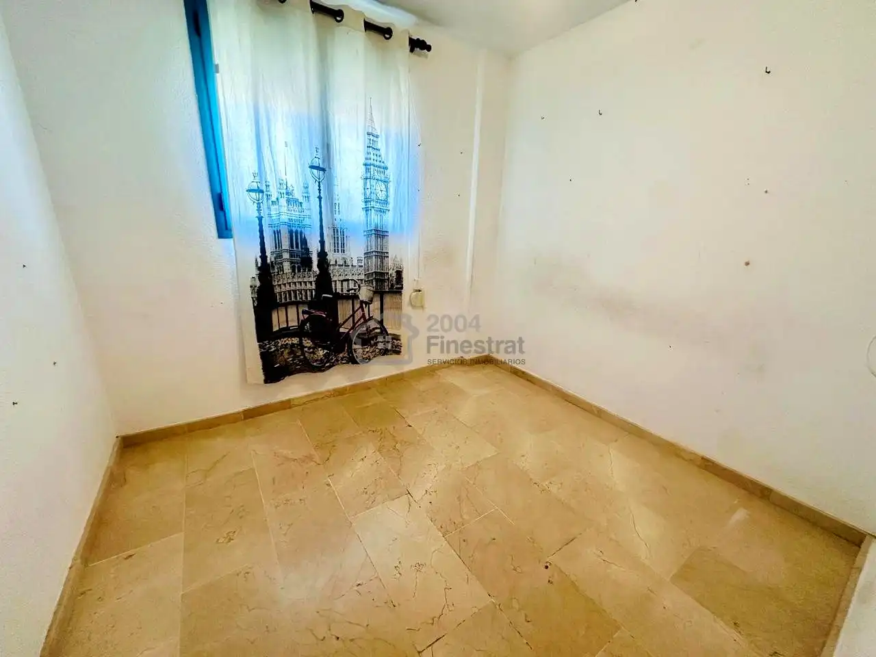 Habitación de Apartamento en venta en Benidorm con Terraza y Alarma