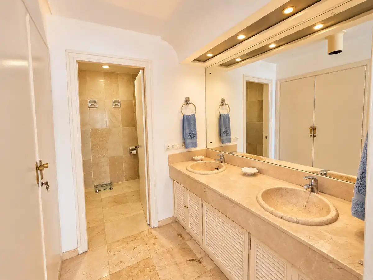 Bathroom of Flat for sale in San Pedro de Alcántara
