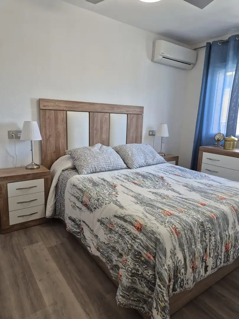 Dormitori de Pis de lloguer en Santa Pola amb Aire condicionat, Calefacció i Terrassa