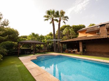 Detached house with pool for sale in Pueblo - Urbanizaciones