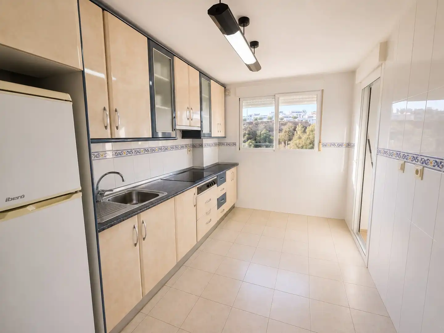 Piso con piscina en venta en Torre del Mar, imagen 3