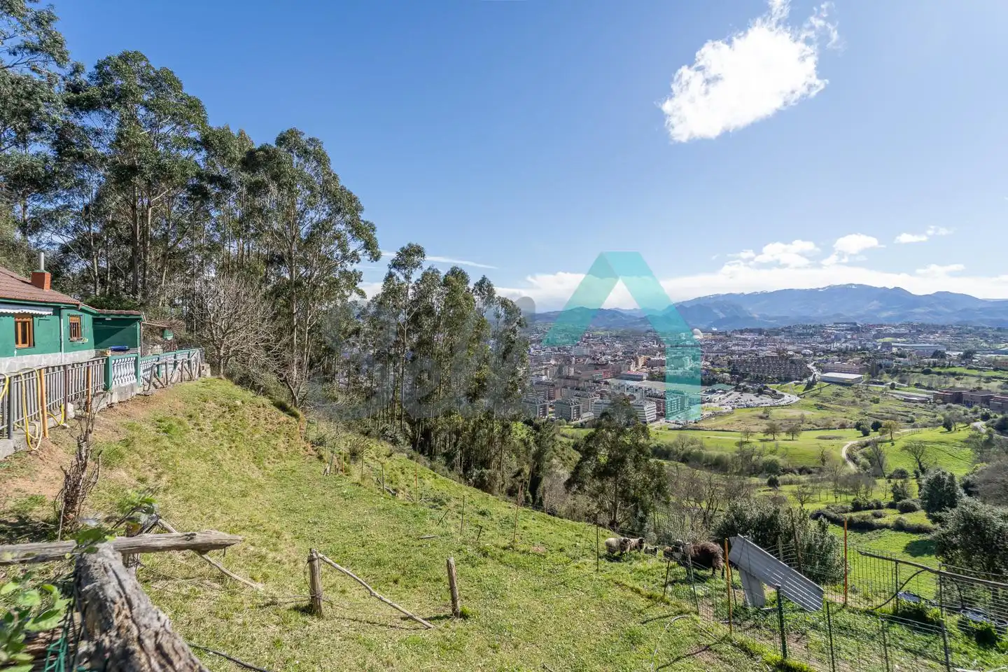 Vista exterior de Casa o xalet en venda en Oviedo  amb Jardí privat, Terrassa i Traster