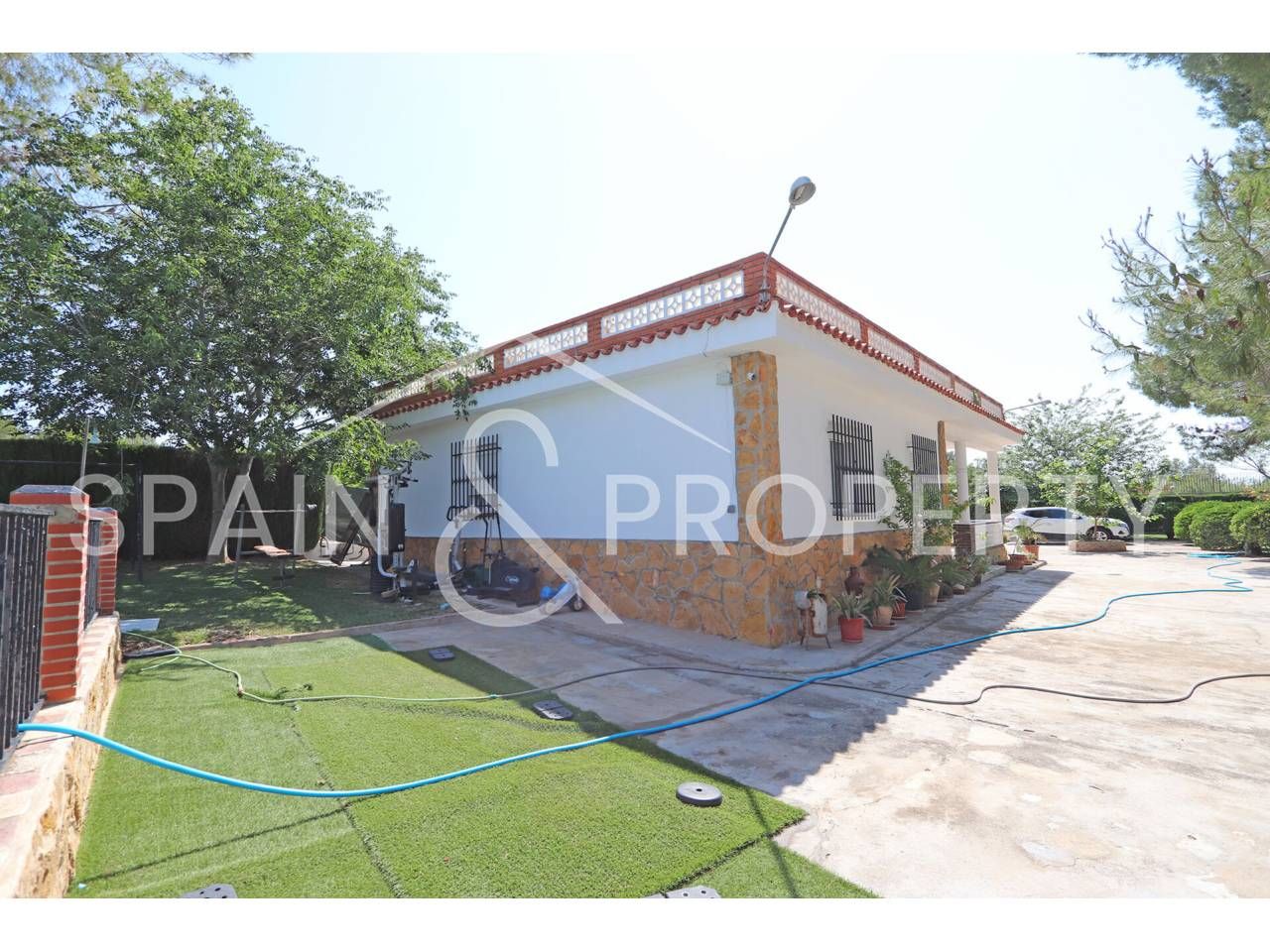 Vista exterior de Casa o xalet en venda en Torrent amb Aire condicionat, Jardí privat i Terrassa