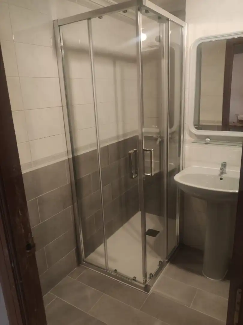 Badezimmer von Wohnung zur untervermieten in Toledo mit Heizung, Parkett und Möbliert