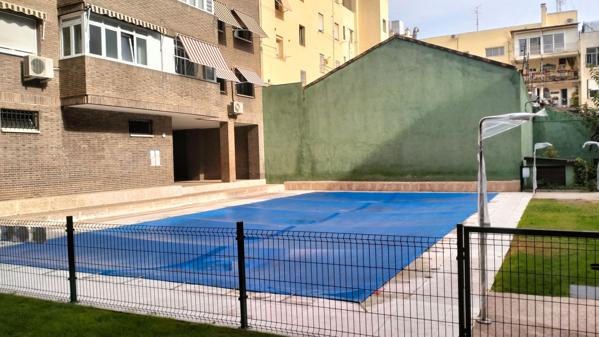Swimming pool of Flat for sale in  Madrid Capital  with Heating, Parquet flooring and Terrace