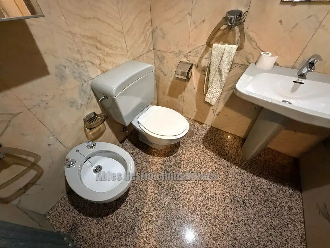 Badezimmer von Wohnung zur Miete in Oviedo  mit Heizung, Parkett und Abstellraum