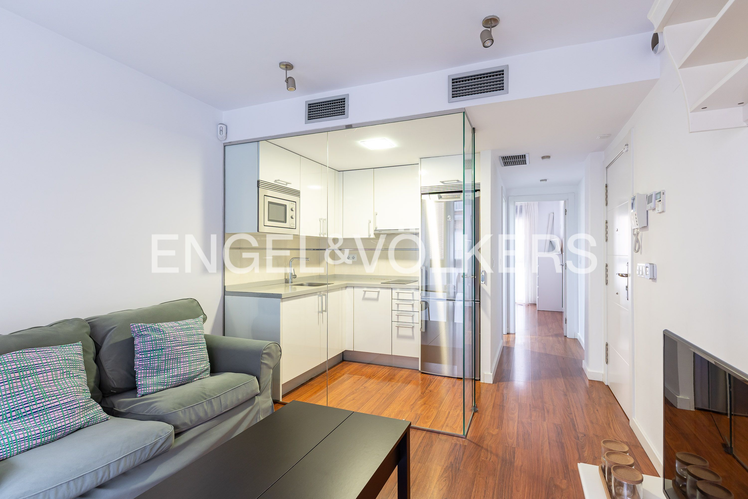 Sala d'estar de Apartament en venda en  Madrid Capital amb Calefacció i Piscina