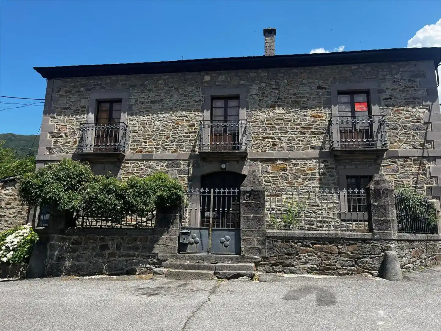 Vista exterior de Pis en venda en Villablino amb Balcó