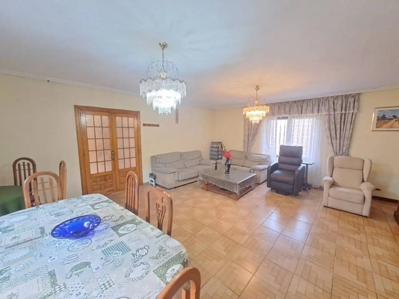 Sala d'estar de Casa adosada en venda en Burgos amb Calefacció i Jardí privat