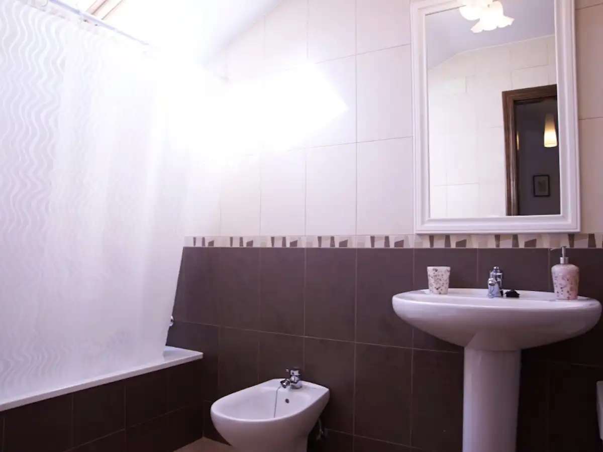 Badezimmer von Maisonette zur Miete in Benaocaz mit Klimaanlage, Heizung und Parkett