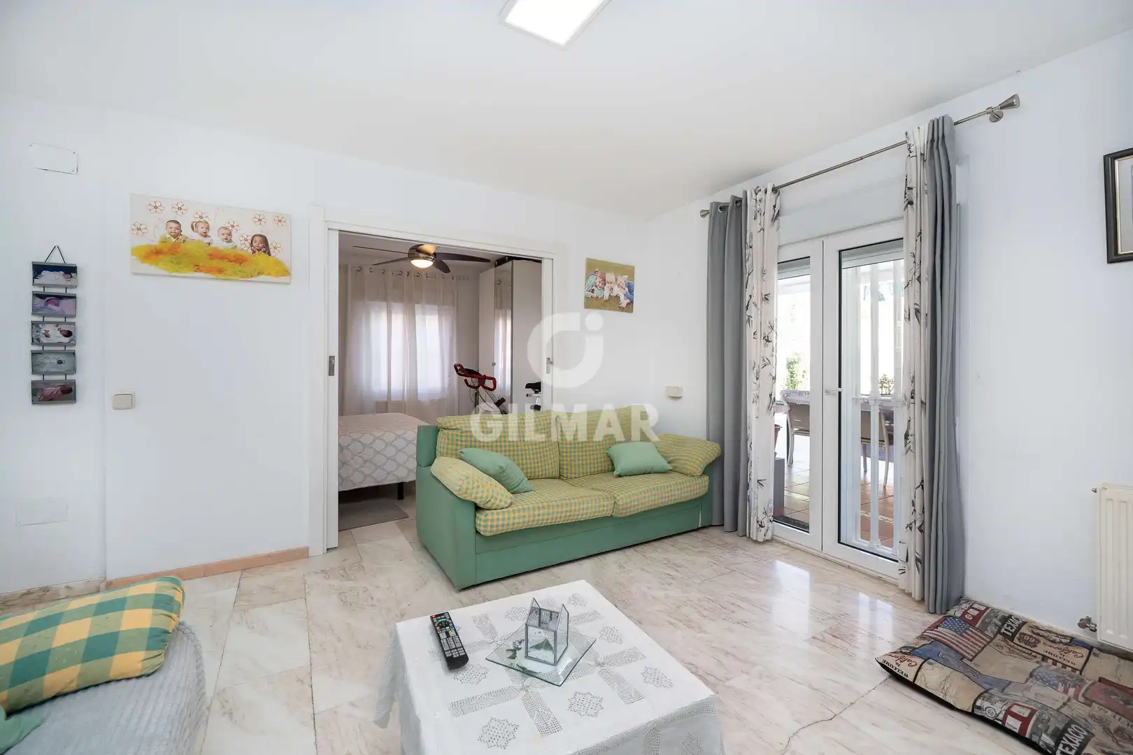 Sala d'estar de Casa adosada en venda en Coslada amb Calefacció, Jardí privat i Piscina