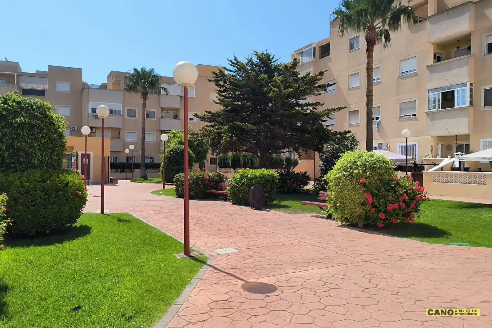 Vista exterior de Piso en venta en Roquetas de Mar con Terraza, Trastero y Piscina