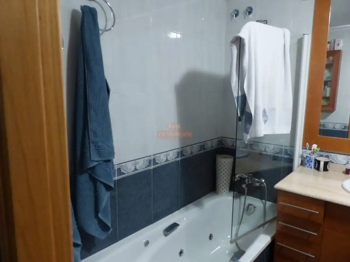 Badezimmer von Wohnung zur Miete in Albacete mit Heizung und Balkon
