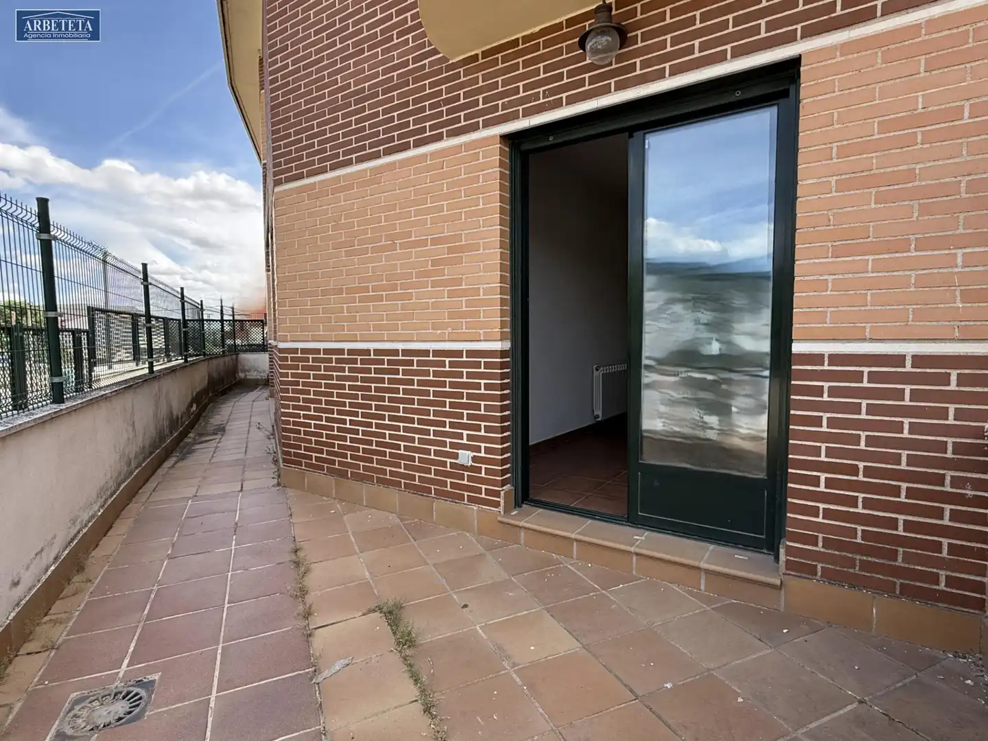 Vista exterior de Planta baixa en venda en Humanes amb Calefacció, Terrassa i Alarma