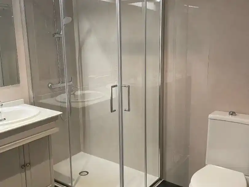 Badezimmer von Dachboden zur Miete in  Toledo Capital mit Klimaanlage