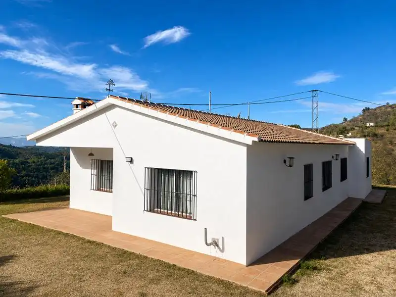 Vista exterior de Finca rústica en venda en Málaga amb Aire condicionat, Calefacció i Jardí privat
