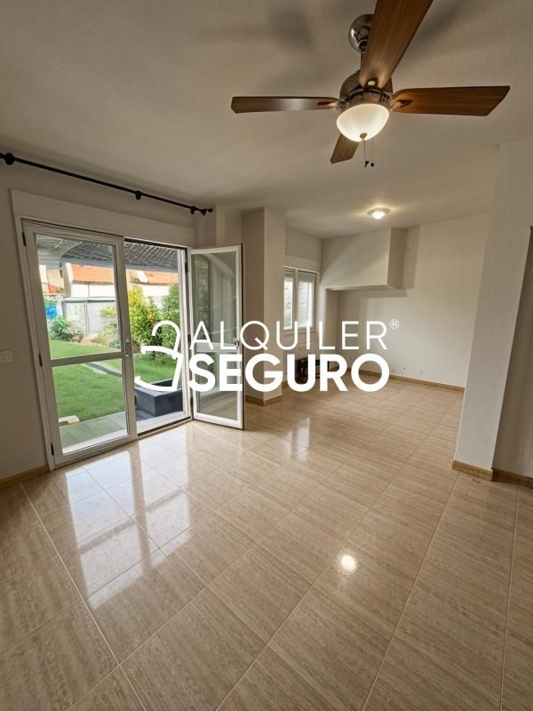 Vista exterior de Casa o xalet de lloguer en Pozo de Guadalajara amb Calefacció, Terrassa i Traster
