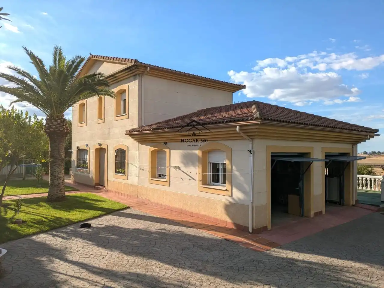 Vista exterior de Casa o xalet en venda en Cáceres amb Aire condicionat, Jardí privat i Piscina