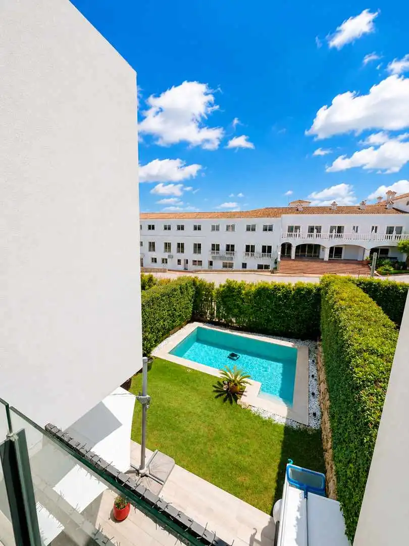 Piscina de Casa adosada en venda en Sotogrande amb Aire condicionat, Calefacció i Jardí privat