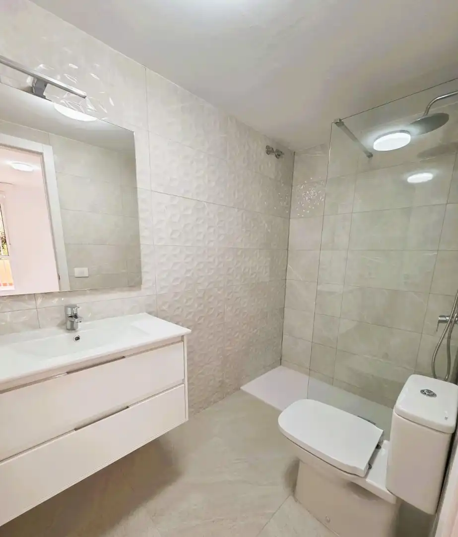 Badezimmer von Wohnungen zum Verkauf in Arona mit Privatgarten, Terrasse und Alarm