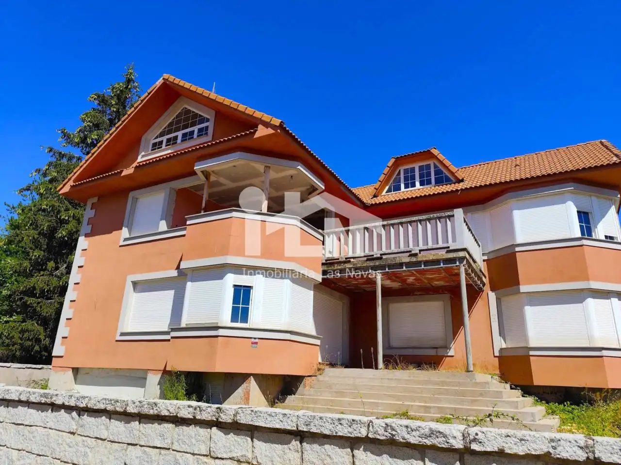 Vista exterior de Casa o xalet en venda en Las Navas del Marqués  amb Calefacció, Jardí privat i Terrassa