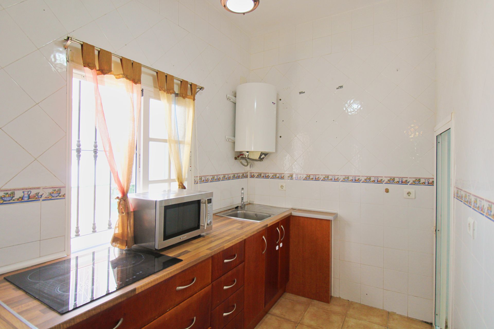Cuina de Casa o xalet en venda en Alhaurín de la Torre amb Aire condicionat, Terrassa i Traster