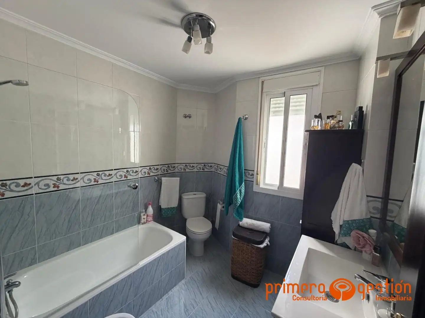 Badezimmer von Maisonette zum Verkauf in Lora del Río mit Klimaanlage, Heizung und Terrasse