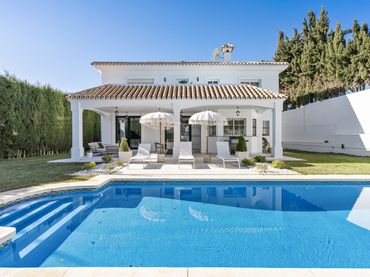 Casa con piscina en venta en El Faro de Calaburra - Chaparral