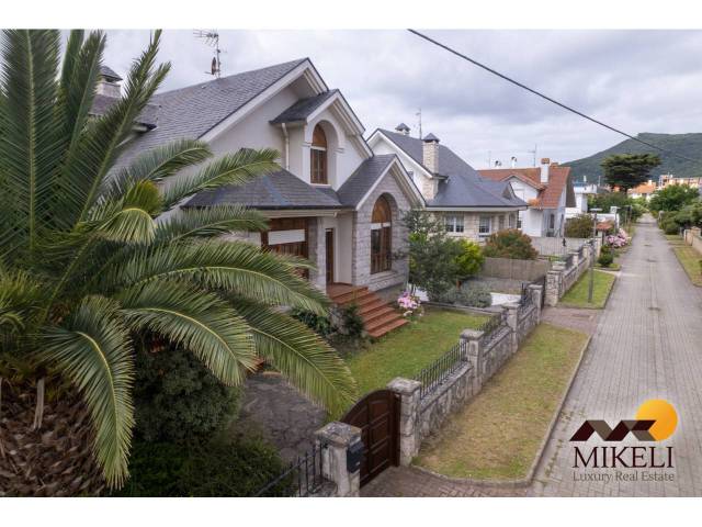 Casa-chalet en Venta en Segunda Avenida en Santoña