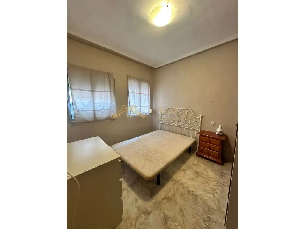 Dormitori de Apartament de lloguer en Cáceres Capital amb Aire condicionat, Moblat i Balcó