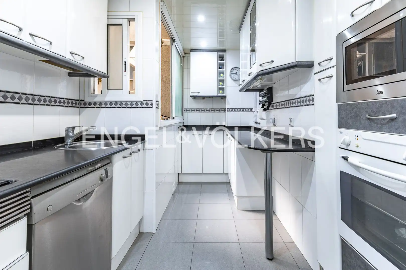 Küche von Wohnung zum Verkauf in Barcelona mit Klimaanlage, Heizung und Privatgarten