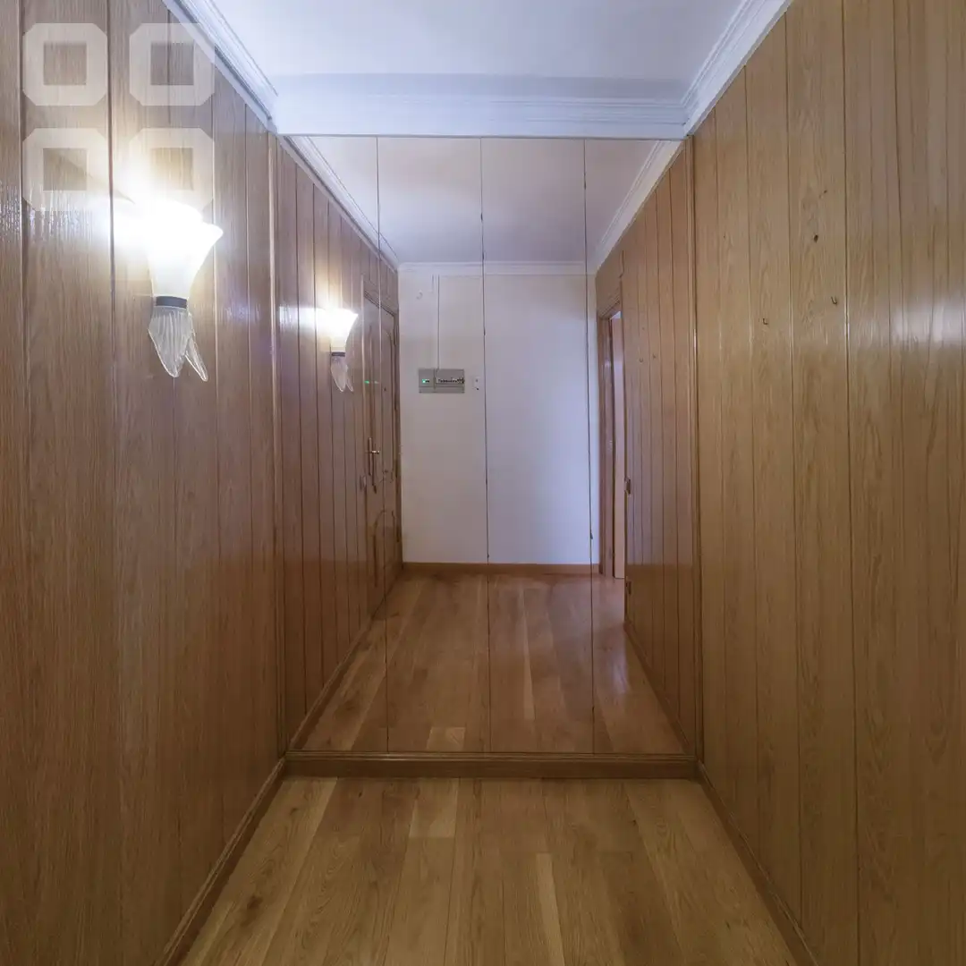 Piso en venta en L'Hospitalet de Llobregat con Parquet, Terraza y Balcón