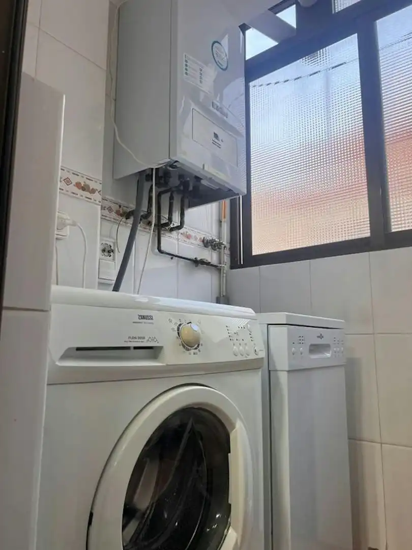 Bathroom of Flat for share in Valencia  with Heating, Washing machine and TV