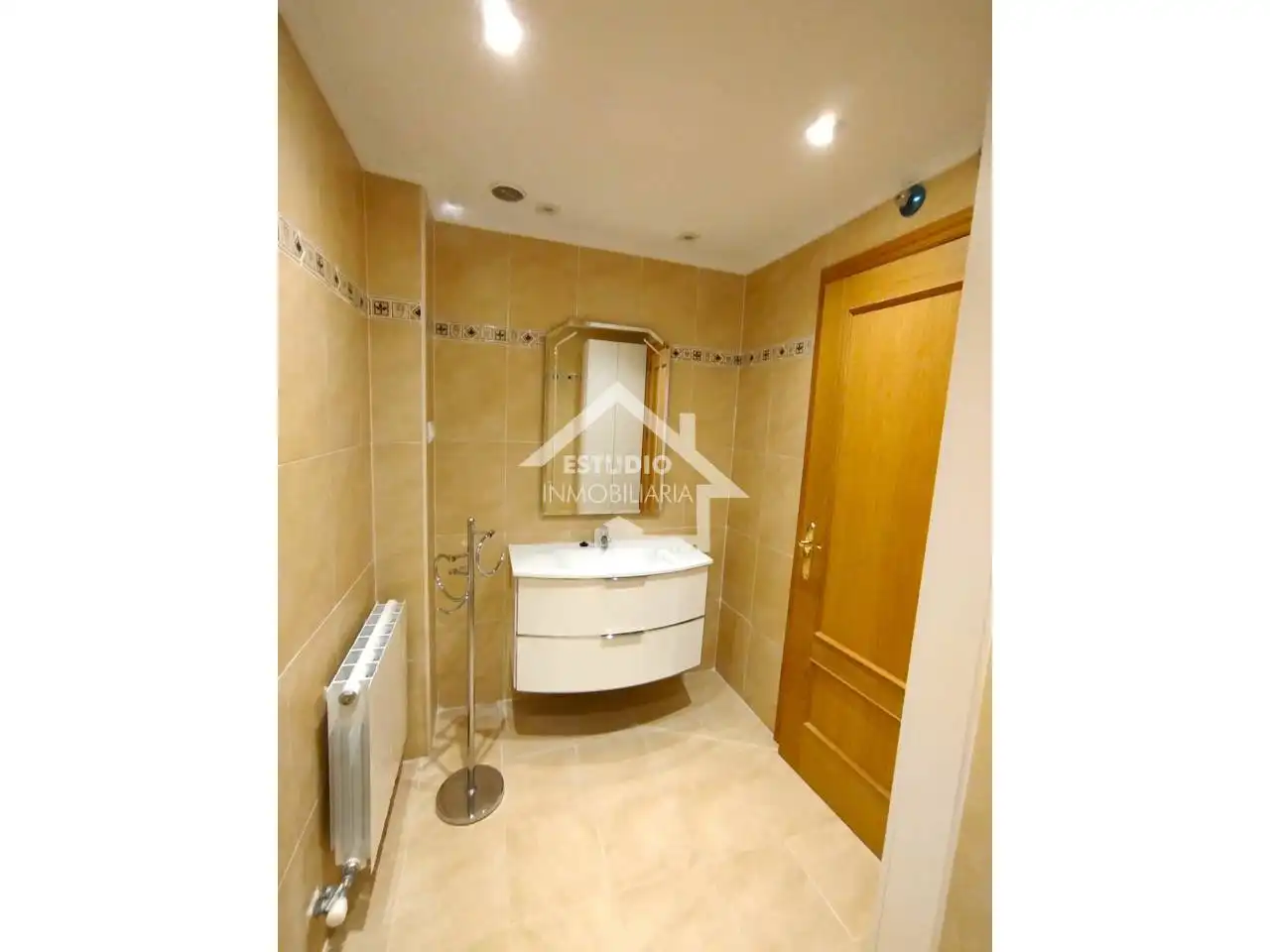 Badezimmer von Wohnung zum Verkauf in Oyón-Oion mit Heizung, Abstellraum und Balkon