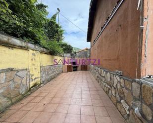 Vista exterior de Casa o xalet en venda en Santurtzi  amb Aire condicionat, Calefacció i Terrassa