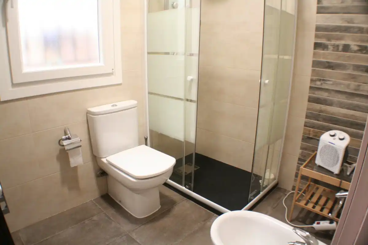 Badezimmer von Wohnung zur Miete in Granada mit Klimaanlage, Heizung und Terrasse