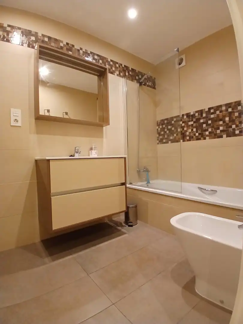Badezimmer von Wohnung zur Miete in Gijón  mit Heizung und Möbliert