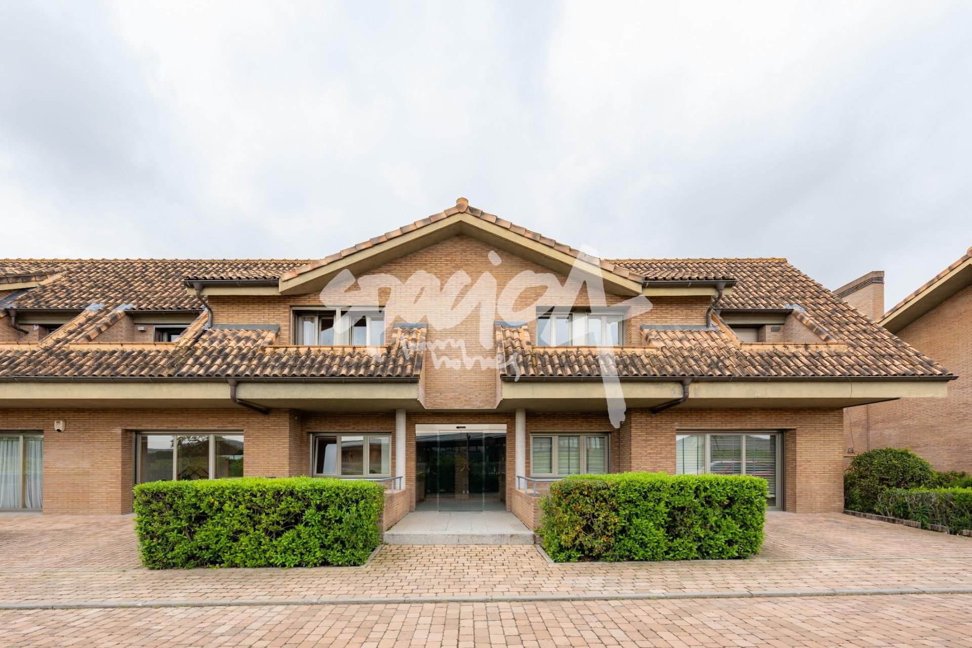 Vista exterior de Casa adosada en venda en Pozuelo de Alarcón amb Aire condicionat, Calefacció i Jardí privat