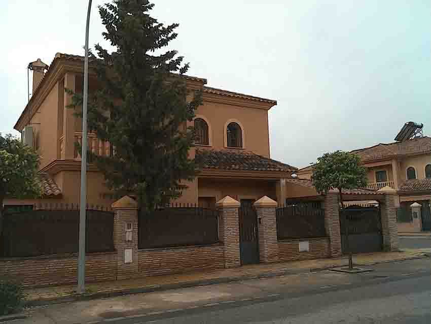 Vista exterior de Edifici en venda en La Rinconada