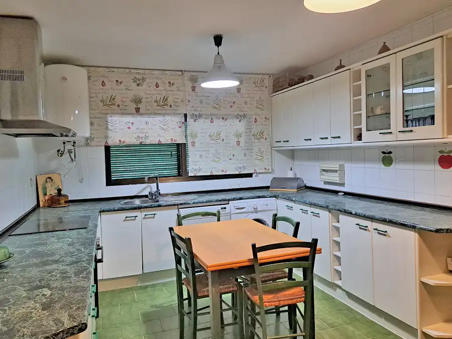 Küche von Haus oder Chalet zum Verkauf in Navalagamella mit Heizung, Privatgarten und Parkett