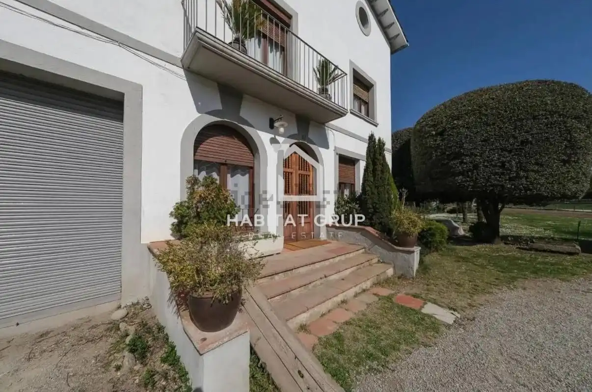 Vista exterior de Casa o xalet en venda en Torelló amb Jardí privat i Terrassa