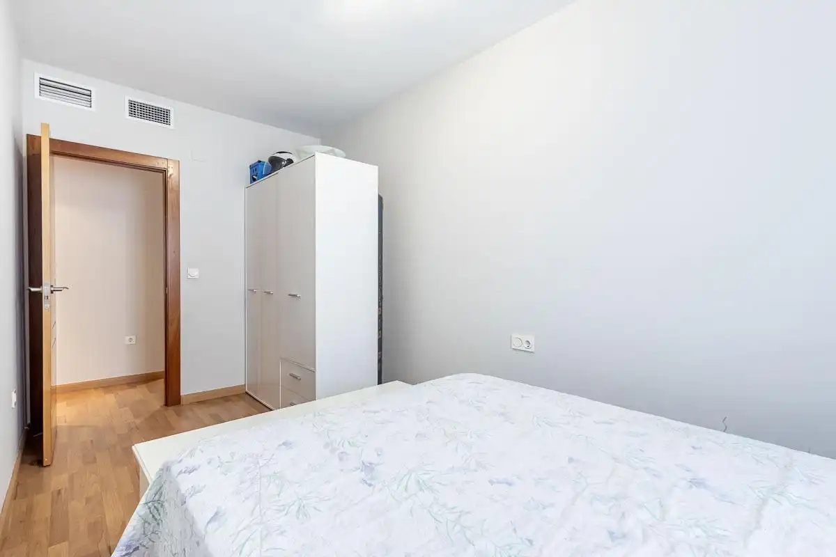 Bedroom of Flat for sale in Granada  with Air Conditioner, Heating and Jacuzzi