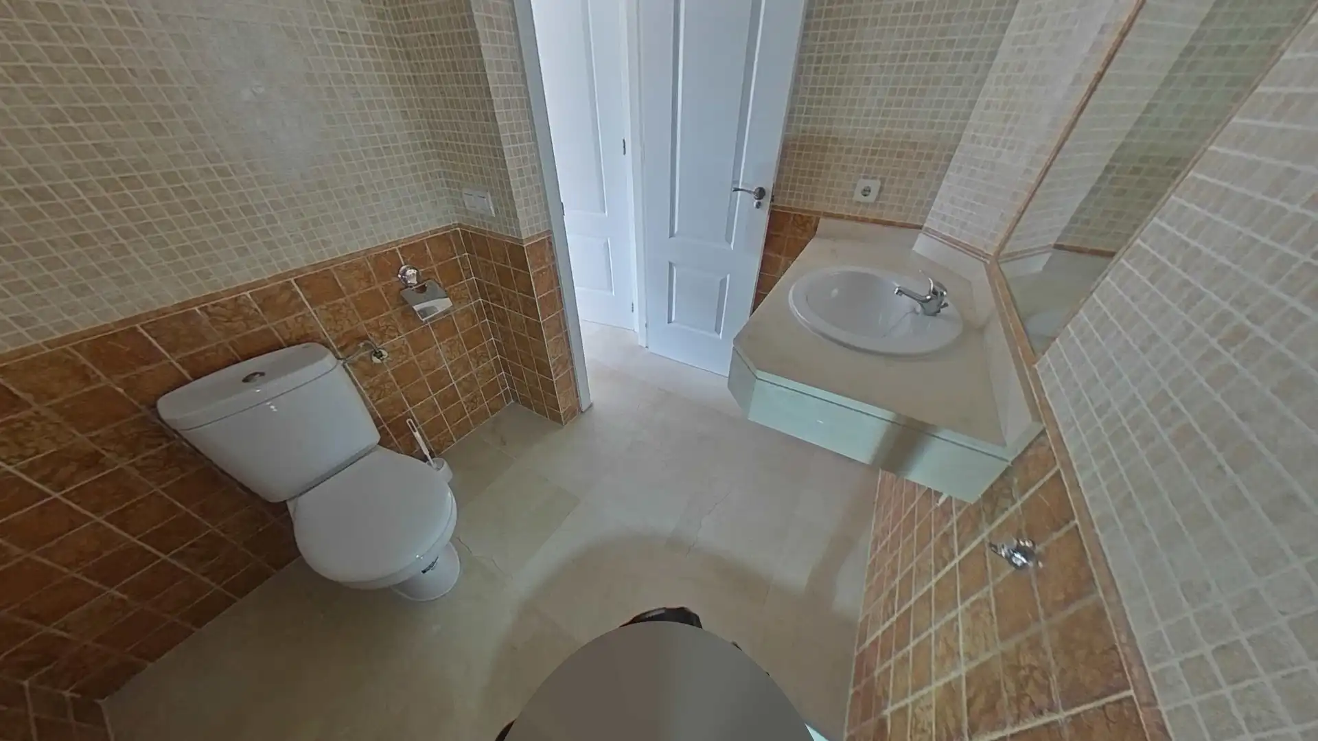 Badezimmer von Wohnungen zum Verkauf in Manilva mit Klimaanlage, Abstellraum und Schwimmbad