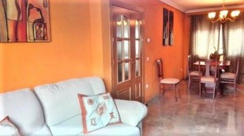 Chalé adosado, construcción reciente, 170 m2, salón-estar, 3 dormitorios, 3 baños, garaje 2 plazas, patio trasero, porche delanter
