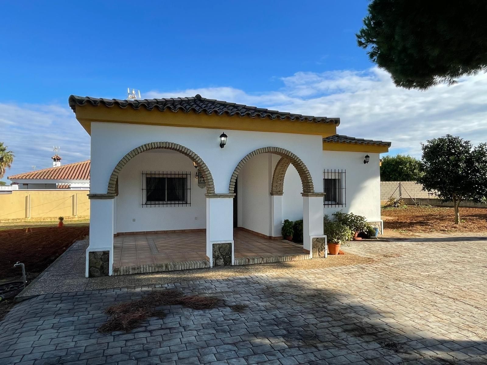 Vista exterior de Casa o xalet en venda en Chiclana de la Frontera amb Jardí privat, Terrassa i Traster
