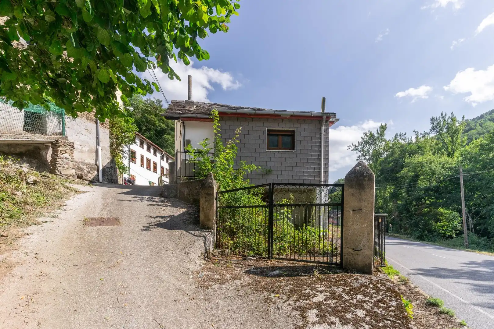 Vista exterior de Finca rústica en venda en Cangas del Narcea amb Calefacció i Traster