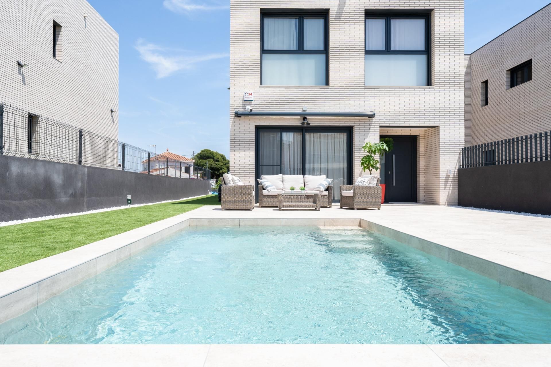 Piscina de Casa o xalet en venda en Cambrils amb Aire condicionat, Calefacció i Jardí privat