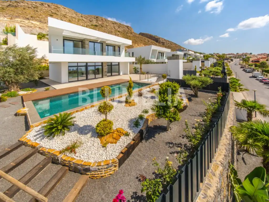 Casa amb terrassa en venda a Golf Bahía