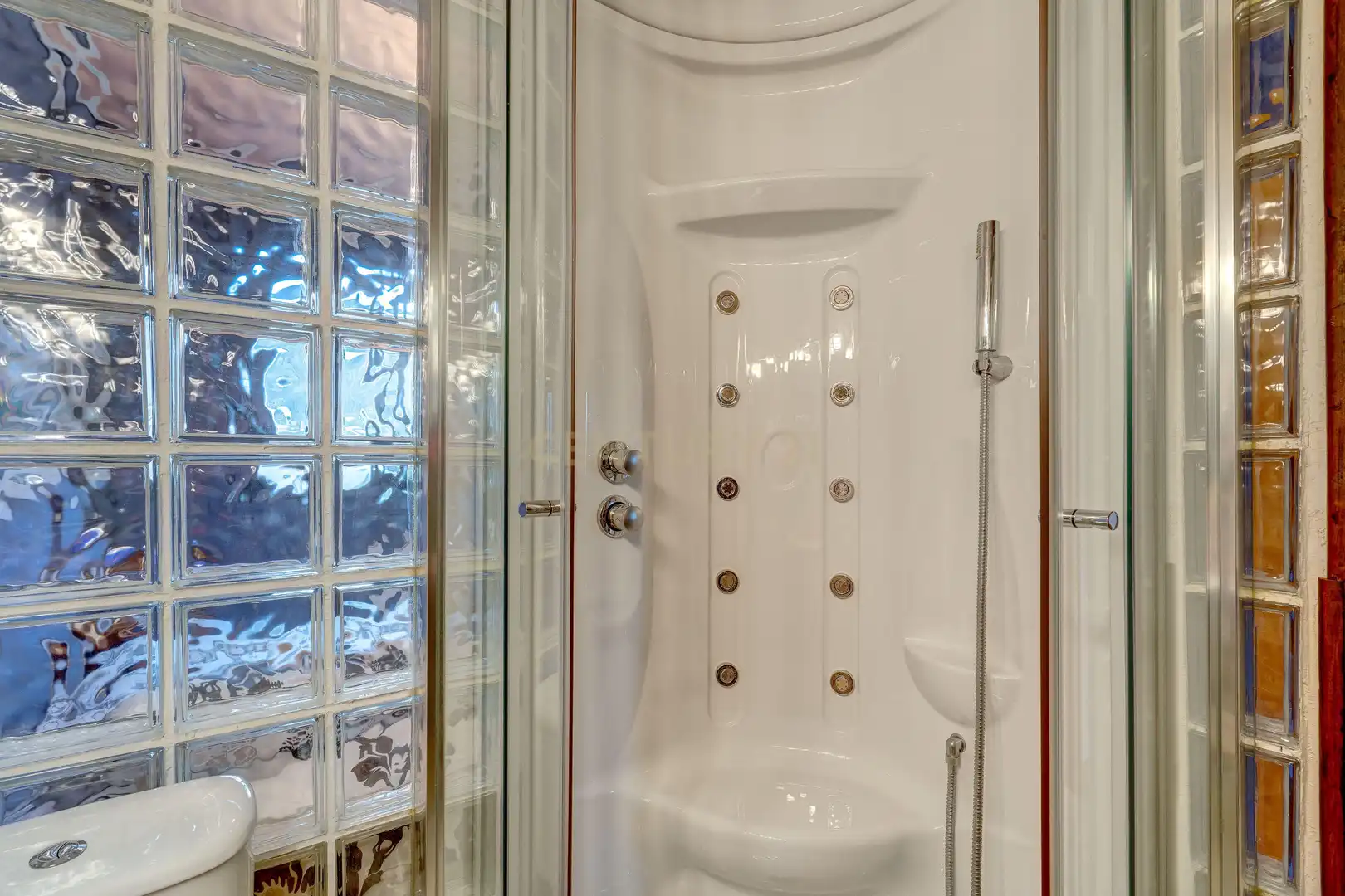 Badezimmer von Einfamilien-Reihenhaus zum Verkauf in Anguciana mit Privatgarten, Abstellraum und Schwimmbad