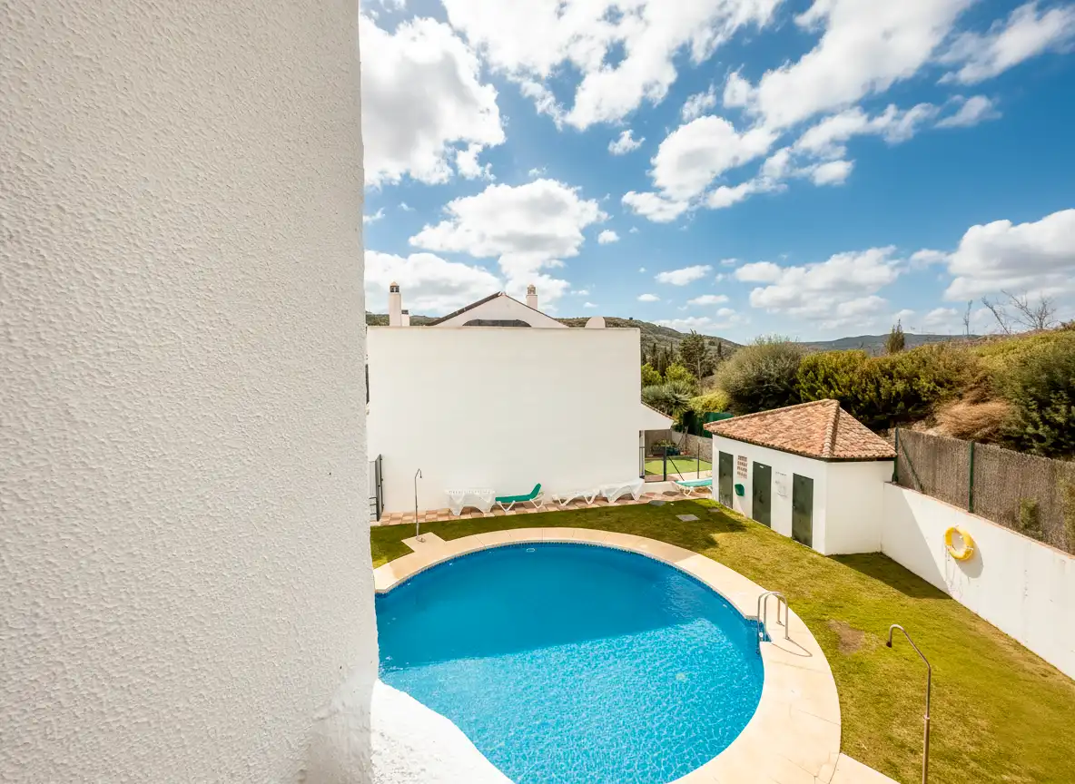 Schwimmbecken von Einfamilien-Reihenhaus zum Verkauf in Manilva mit Terrasse, Abstellraum und Schwimmbad